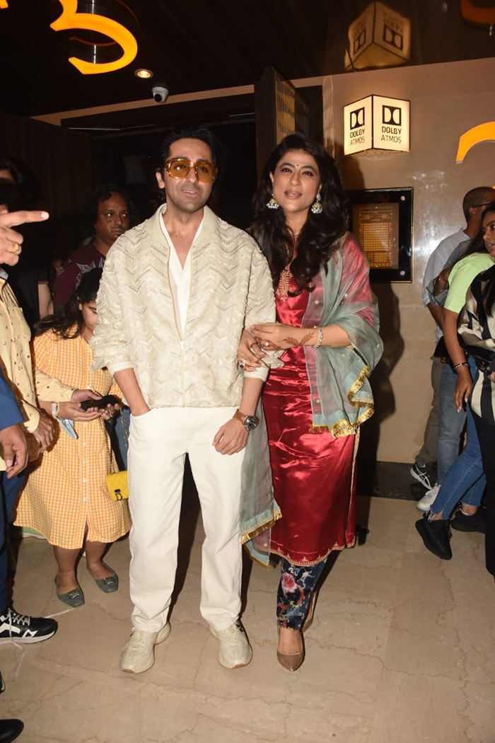 Ayushmann Khurrana posed with his wife Tahira Kashyap at his film's screening in Mumbai. (Image courtesy: Varinder Chawla)