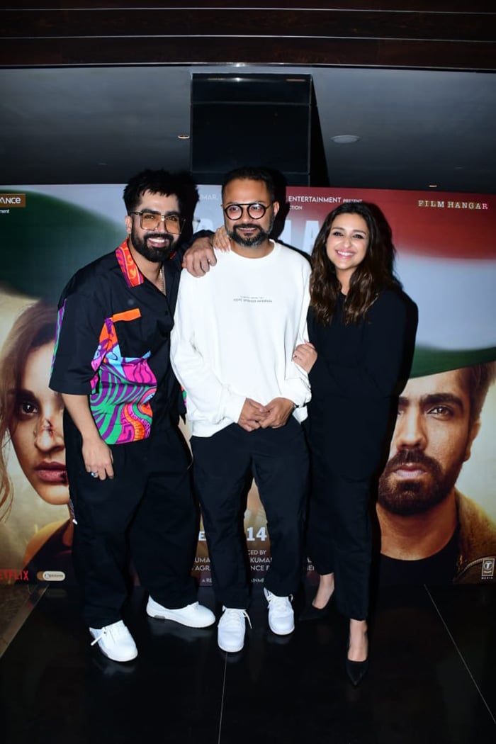 Parineeti Chopra and Harrdy Sandhu posed with filmmaker Ribhu Dasgupta at the screening of their film <i>Code Name: Tiranga</i>. (Image courtesy: Varinder Chawla)