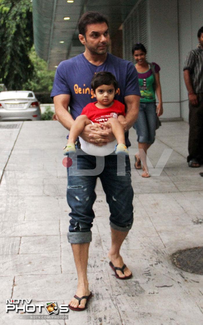 Aamir\'s son goes to school with two friends
