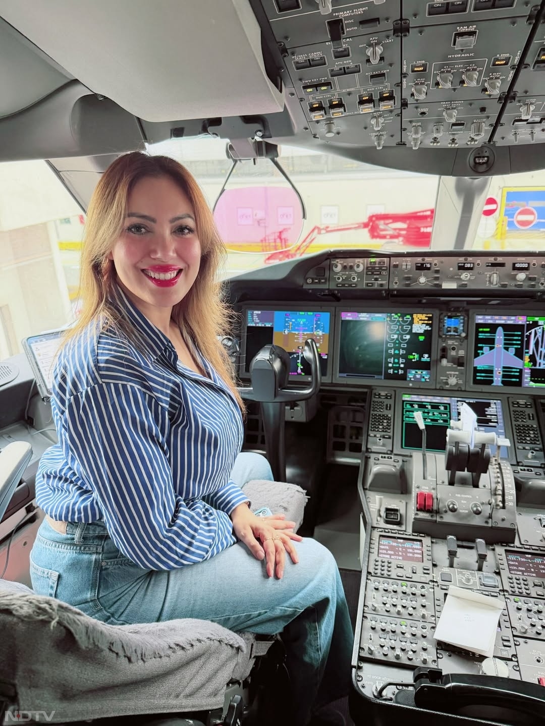 इस फोटो का उन्&zwj;होंने कैप्&zwj;शन दिया, wonderful crew of @airfrance invited me to check the cockpit. And the captain sweetly said &lsquo;Now you can say you flew the plane from Paris to Mumbai' 😍🥹