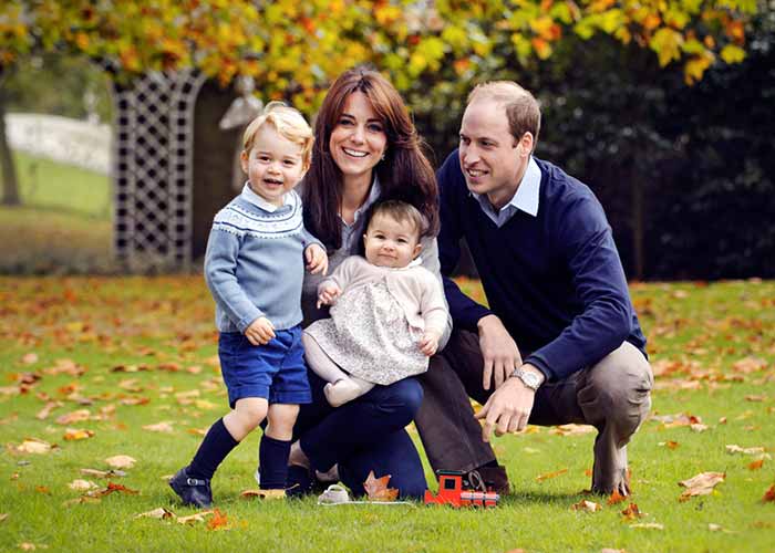 A Right Royal Pic: William, Kate\'s Kodak Moment With Charlotte, George
