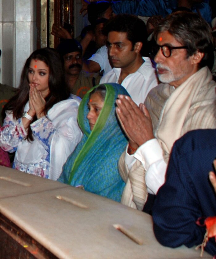 The Bachchans seek blessing at Siddhivinayak temple