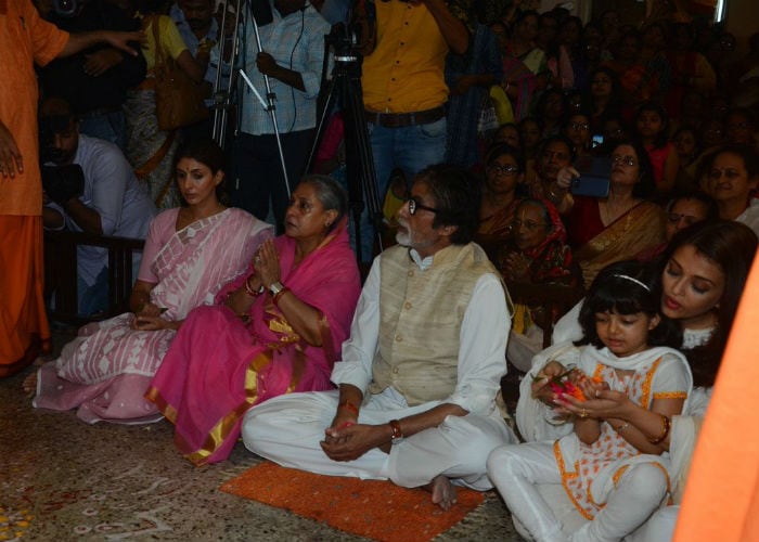 Amitabh, Aishwarya, Abhishek, Aaradhya Bachchan\'s Festive Durga Puja