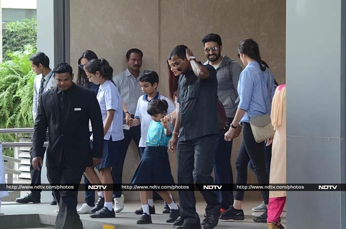 Doting parents Abhishek and Aishwarya were all smiles and cutely held Aaradhya's hands.