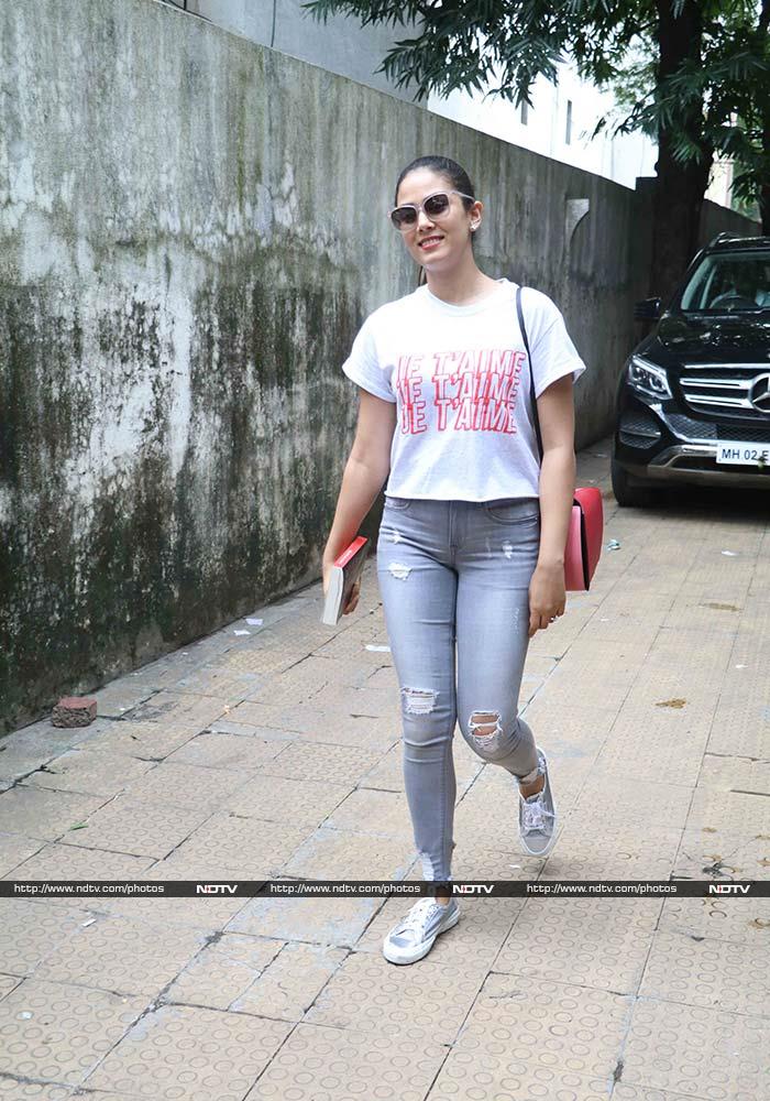Taapsee Pannu, Sonakshi Sinha\'s Day Out In Mumbai