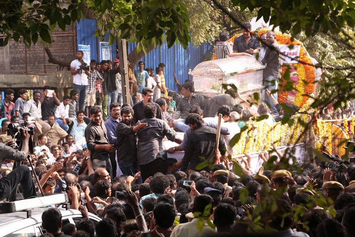 Rajinikanth, Karunanidhi, Prakash Raj at K Balachander\'s Funeral