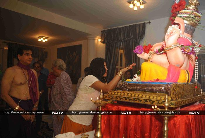 Jeetendra's producer daughter Ekta Kapoor seeks the lord's blessings after the <i>puja</i>.