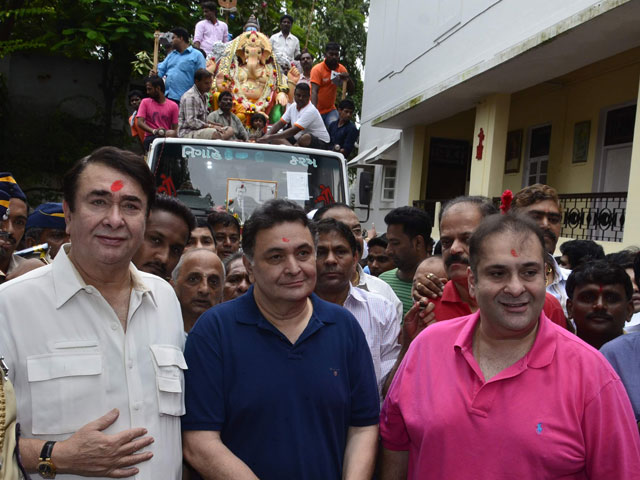 Ganpati <i>Visarjan</i>: Kapoors Chant <i>Ganpati Bappa Morya</i> on Final Day