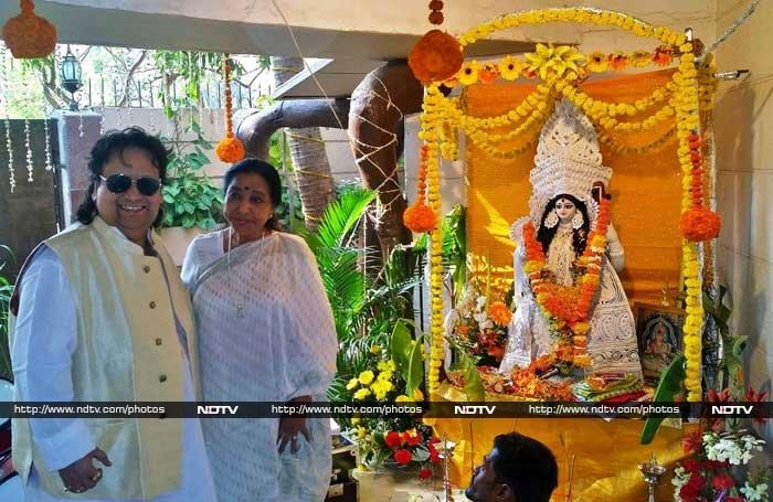 Asha Bhosle Attends Bappi Lahiri\'s Saraswati Puja