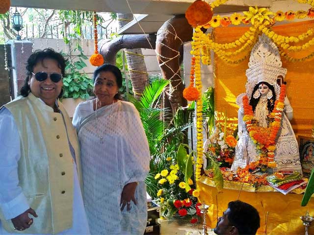Asha Bhosle Attends Bappi Lahiri's Saraswati <i>Puja</i> Asha Bhosle Attends Bappi Lahiri's Saraswati <i>Puja</i>