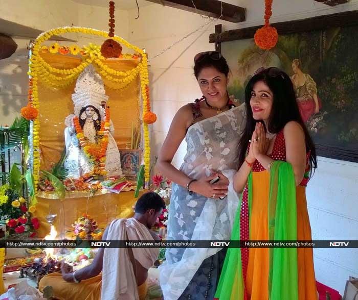 Asha Bhosle Attends Bappi Lahiri\'s Saraswati Puja