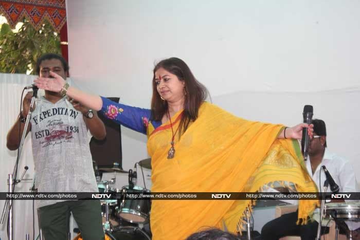 Priyanka, Ileana Seek Blessings at Anurag Basu\'s Saraswati Puja