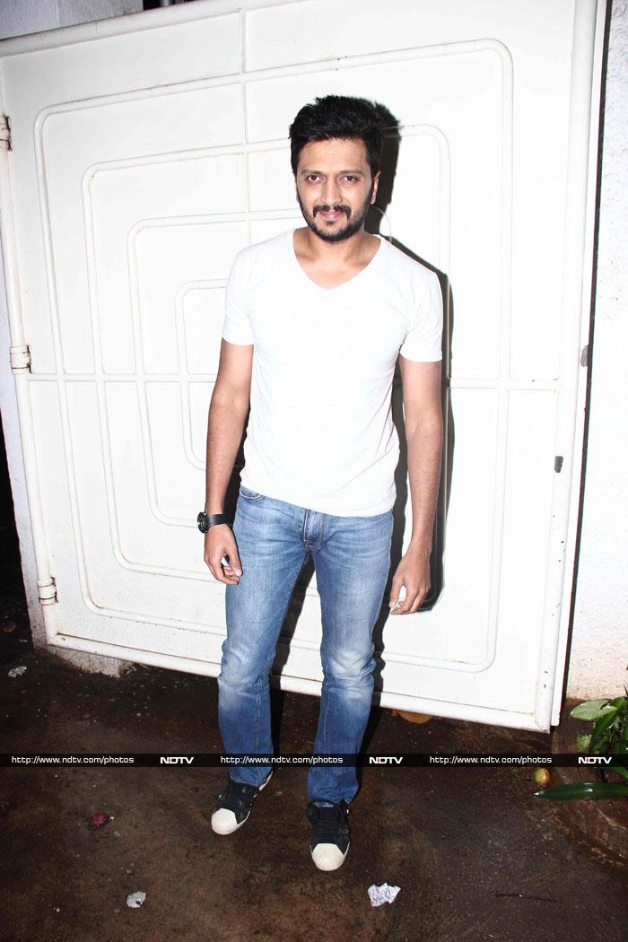 Pregnant Genelia\'s Movie Outing With Riteish, In-Laws