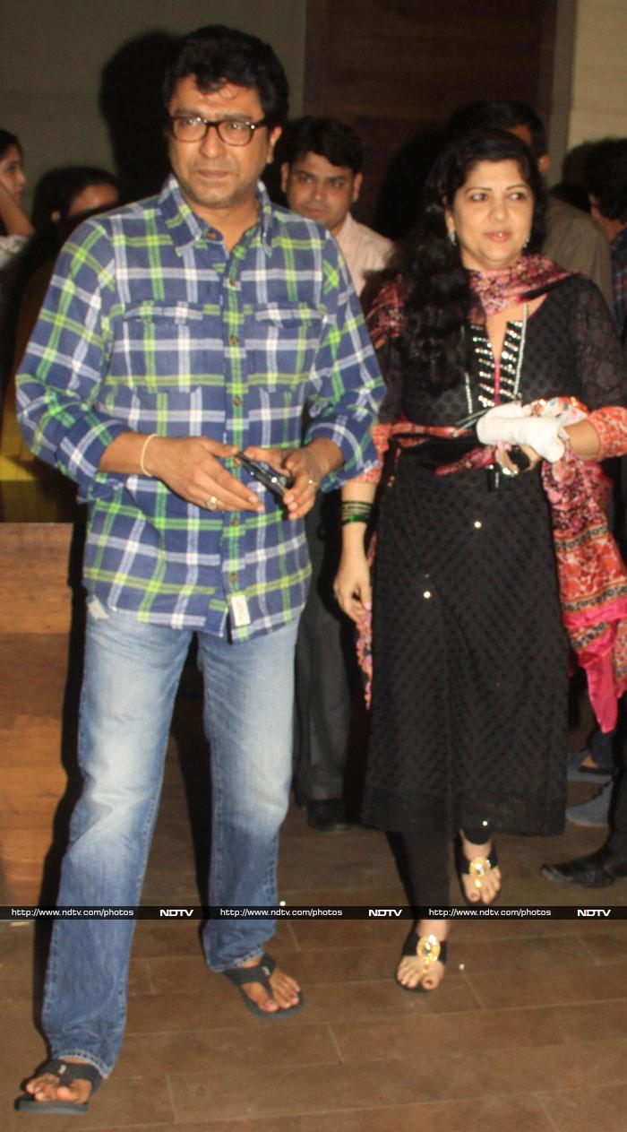 Pregnant Genelia\'s Movie Outing With Riteish, In-Laws