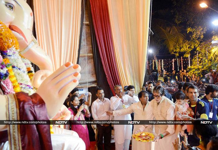 Big B offered <i>aarti</i> to Bappa.