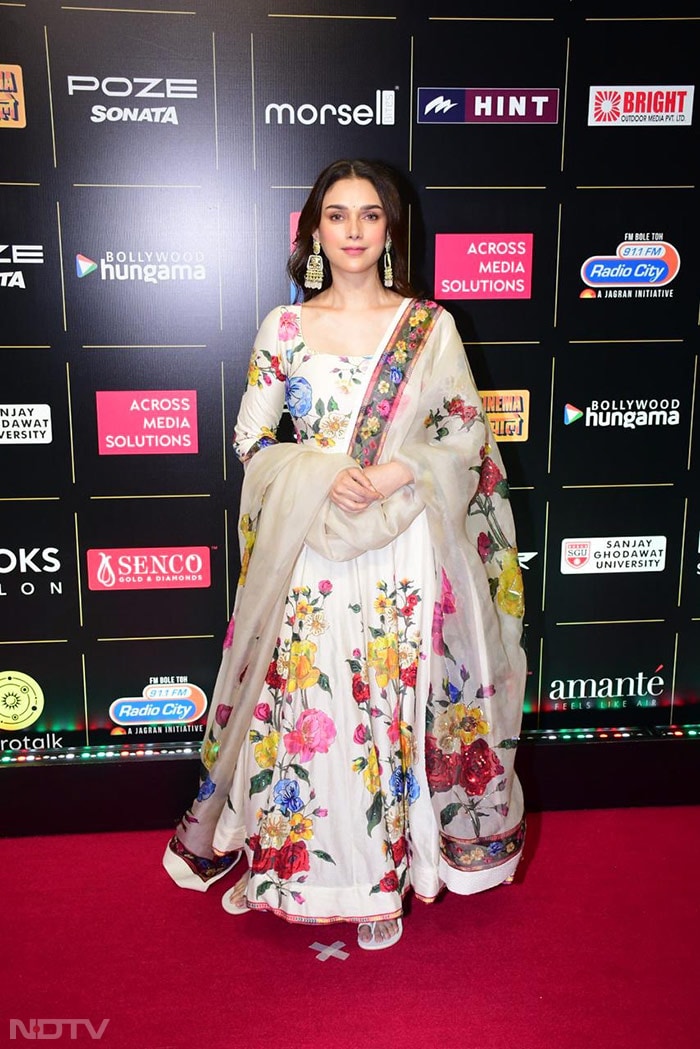 Aditi Rao Hydari made heads turn in white churidaar. (Image Courtesy: Varinder Chawla)