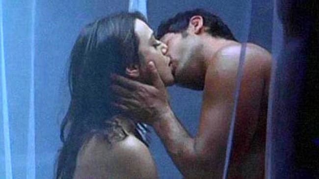 Preity shed her clothes and her inhibitions for a smokin' outdoor sex-scene in Salaam Namstey and our very own serial kisser Saif helped her all he could!