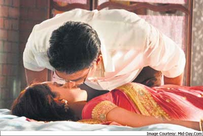 Madhavan And Kangana Kiss in Tanu Weds Manu