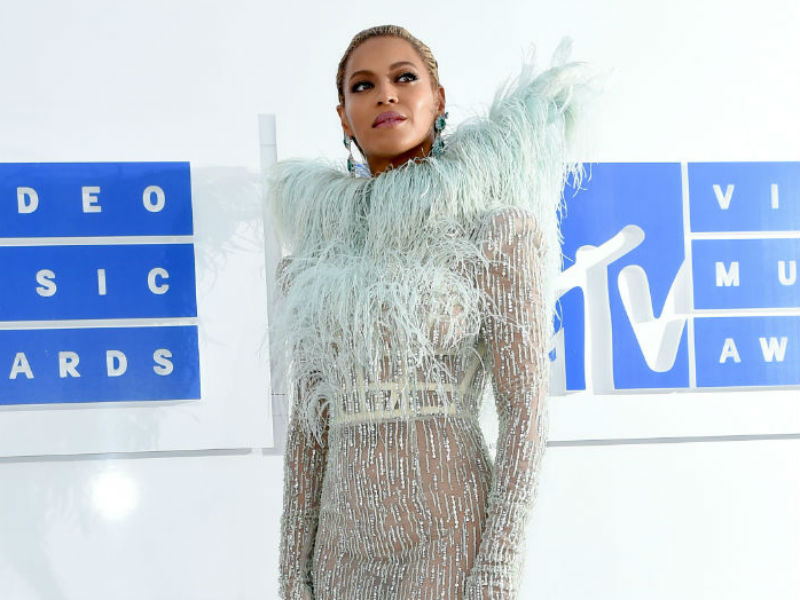 Beyonce Slays Red Carpet At MTV VMAs