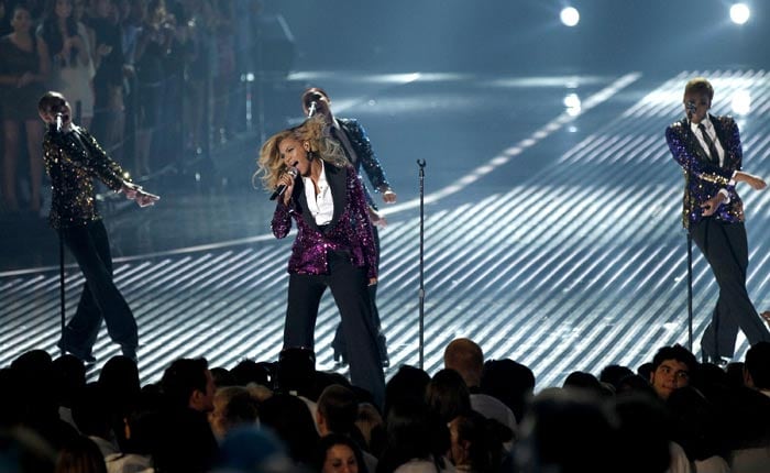 Beyonce\'s baby, Gaga\'s alter-ego spice up VMAs