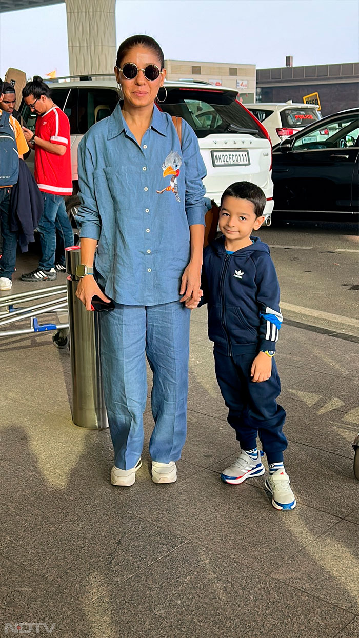 Sunidhi Chauhan was pictured with her son at the airport. (Image Courtesy: Varinder Chawla)