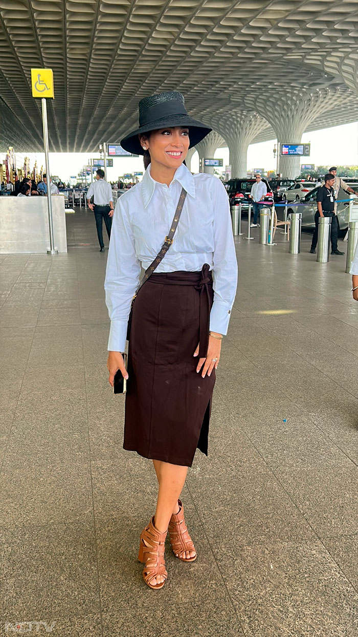 Shriya Saran made a stylish appearance at the airport. (Image Courtesy: Varinder Chawla)