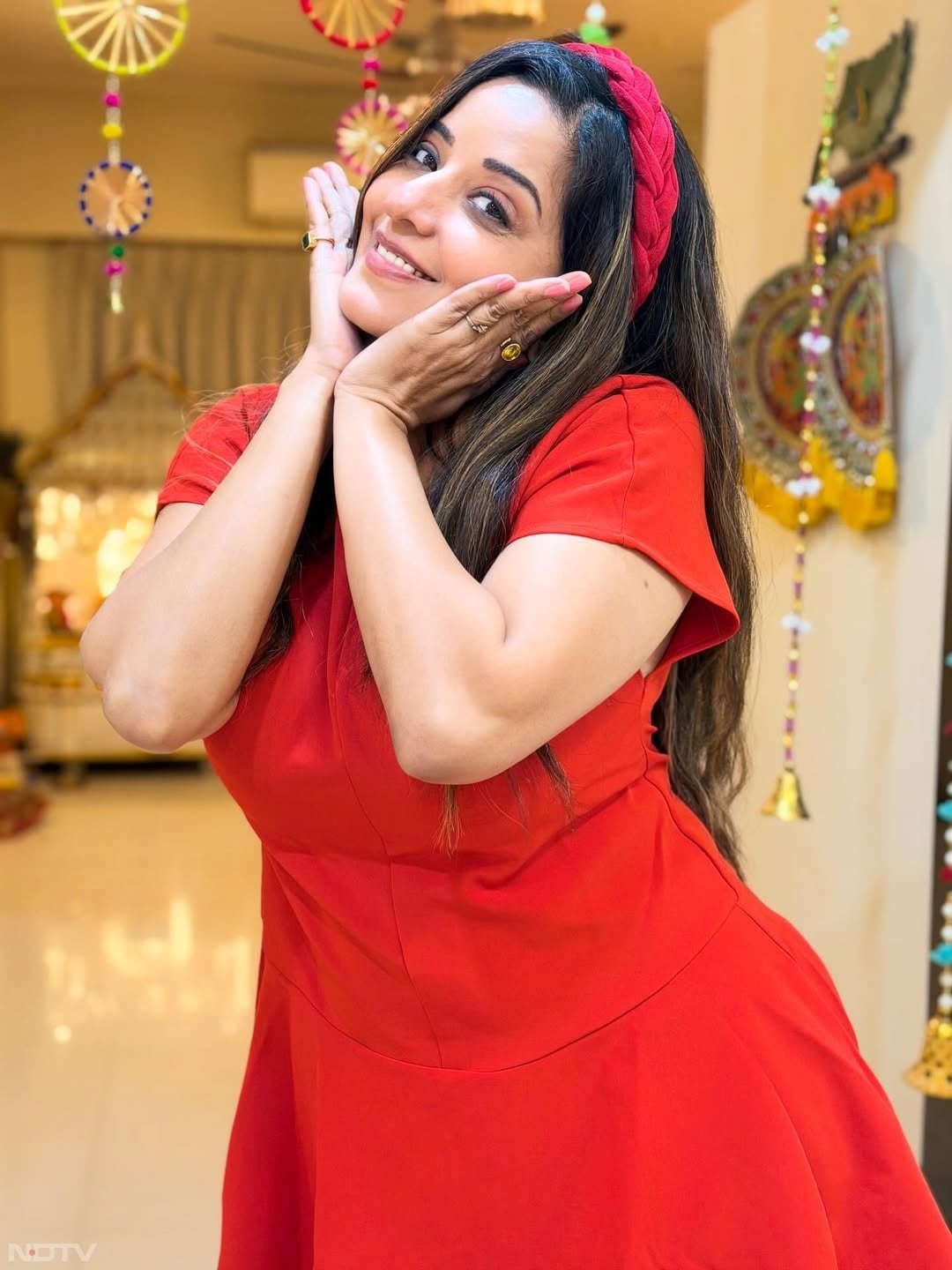 इंस्&zwj;टग्राम पर उन्&zwj;होंने अपनी रेड ड्रेस में तस्&zwj;वीरें शेयर की हैं. aslimonalisa/Instagram