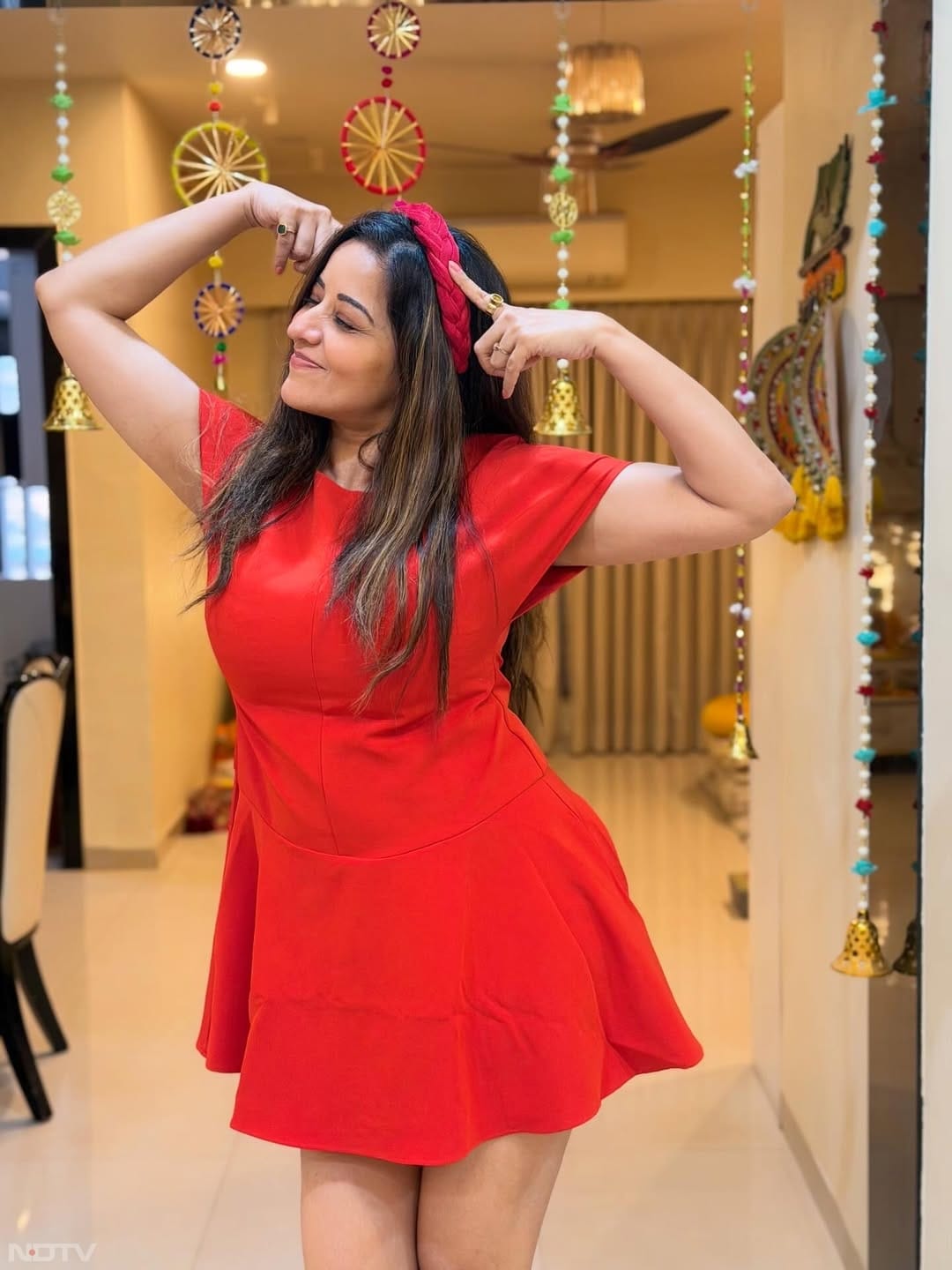 इन तस्&zwj;वीरों में वे शॉर्ट रेड ड्रेस में दिख रही हैं. aslimonalisa/Instagram