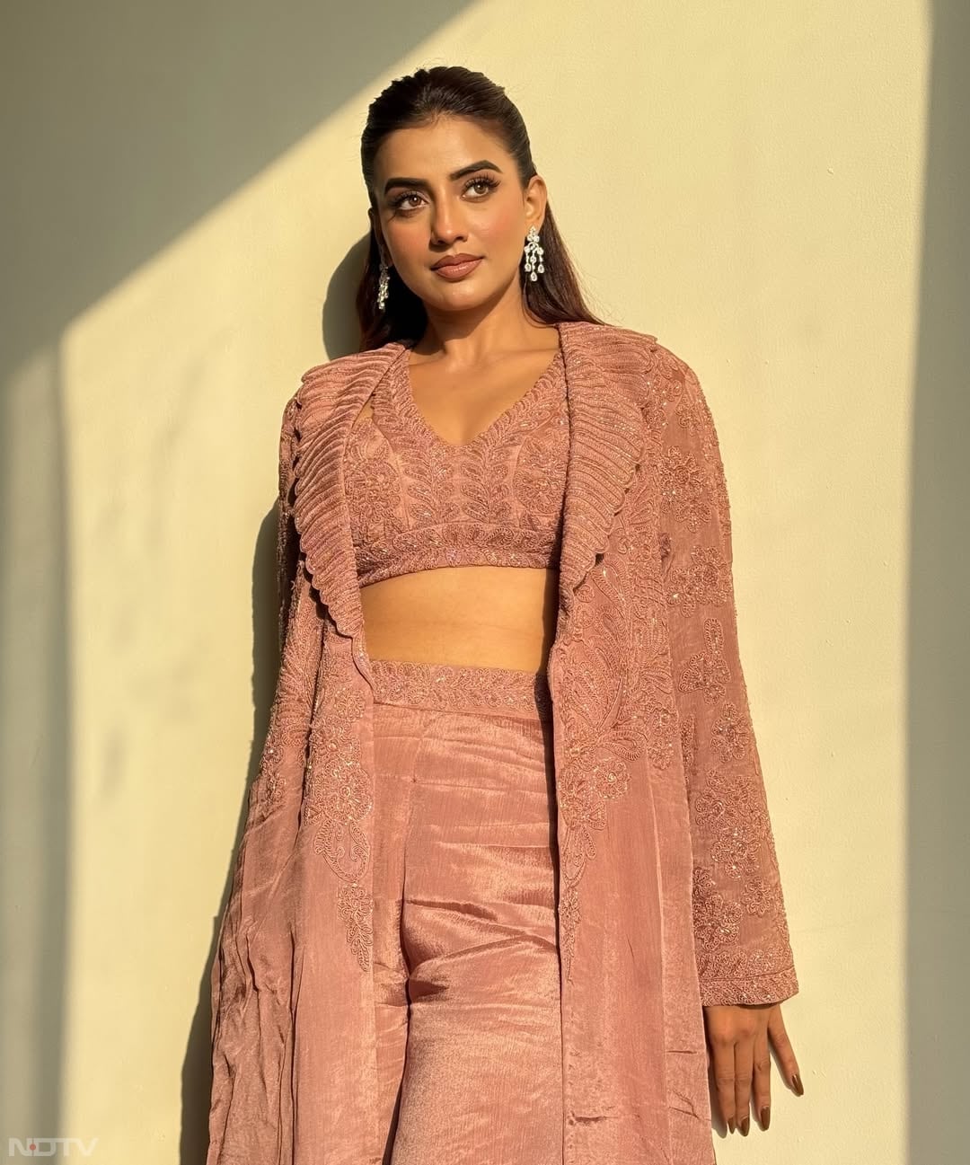 भोजपुरी एक्&zwj;ट्रेस अक्षरा सिंह बहुत खूबसूरत हैं. उनकी लेटेस्&zwj;ट तस्&zwj;वीरें देखकर फैंस उन्&zwj;हें बॉलीवुड हसीनाओं से भी सुंदर बता रहे हैं. singhakshara/Instagram