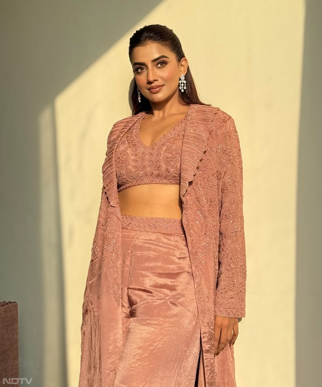 तस्&zwj;वीरें शेयर करते हुए उन्&zwj;होंने लिखा, lden light, gentle mood, no rush&hellip; just vibes ✨singhakshara/Instagram