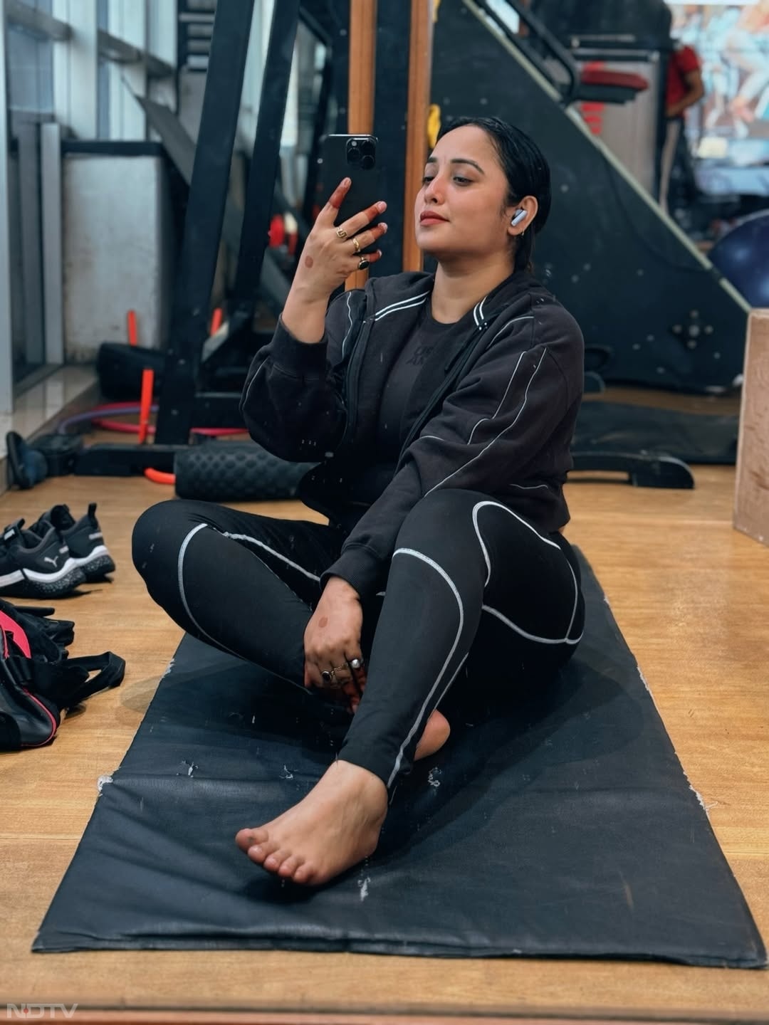 भोजपुरी एक्&zwj;ट्रेस रानी चैटर्जी ने कई हिट फिल्&zwj;मों में काम किया है. वे अपनी फिटनेस का काफी ध्&zwj;यान रखती हैं.