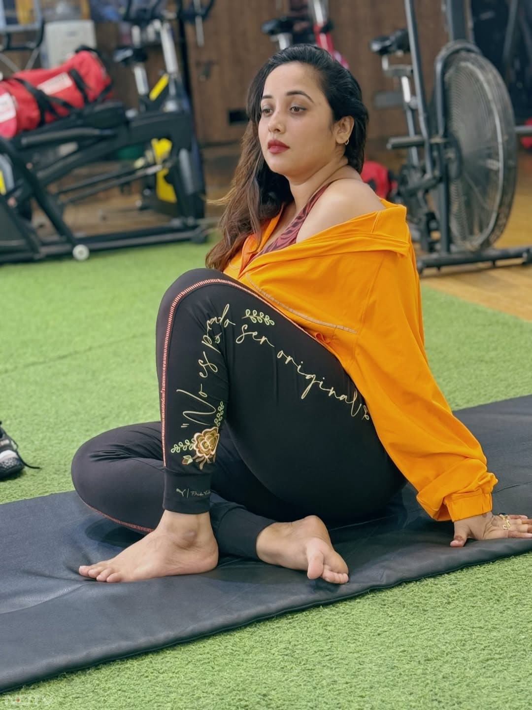 रानी पूरे जिम लुक में दिखती हैं और उनकी फिटनेस काफी अच्&zwj;छी है.