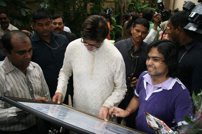 Big B receives an artistic work from one of his ardent fans.