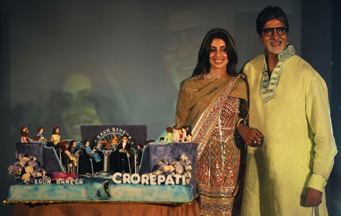 Big B (R) poses with his daughter Shweta after cutting a cake while promoting <I>Kaun Banega Crorepati</I>. (Photo: AFP)