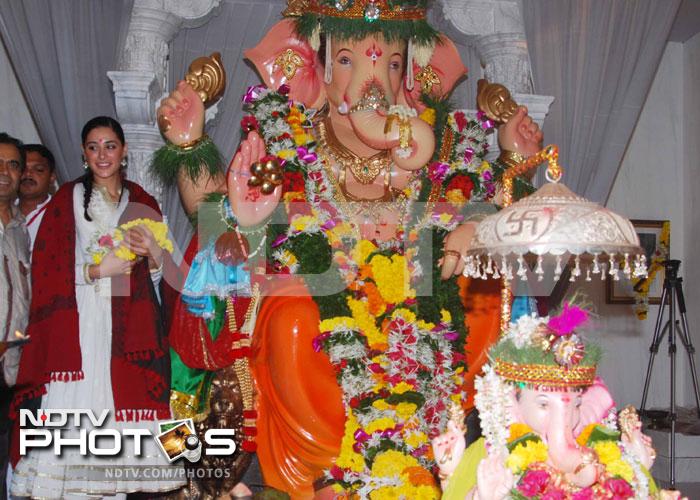 Nargis makes a wish to Lord Ganesha