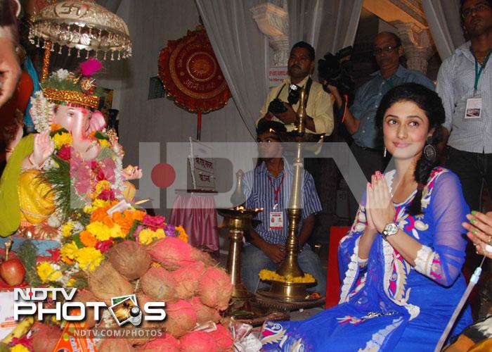 Nargis makes a wish to Lord Ganesha