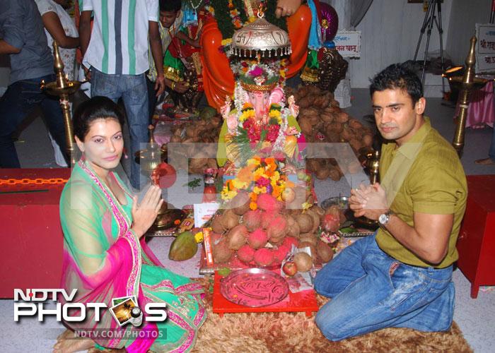 Nargis makes a wish to Lord Ganesha