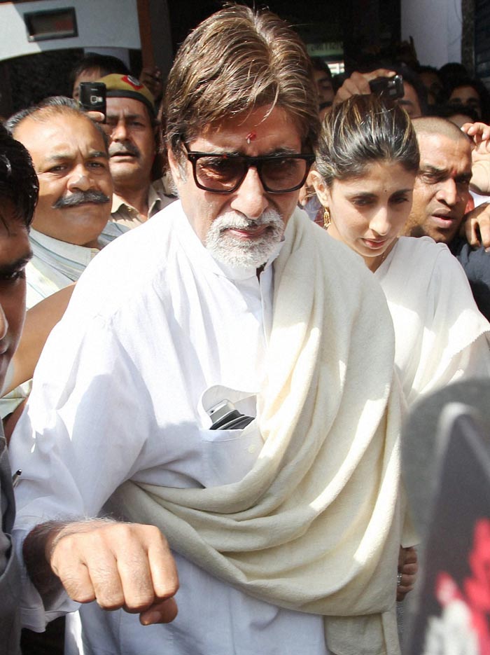 Big B visits Amar Singh in hospital