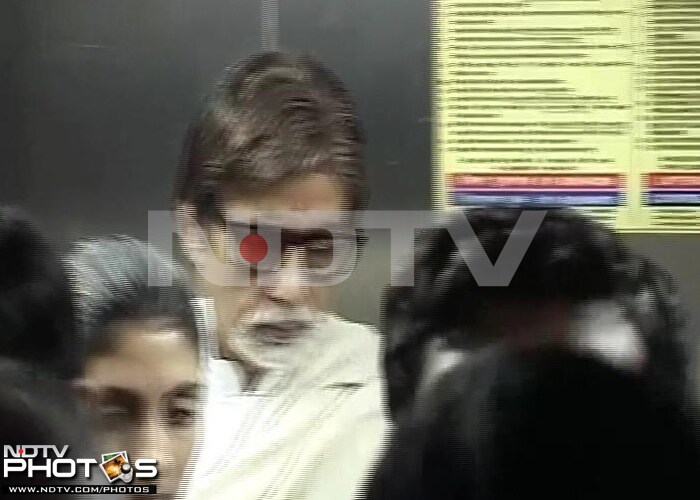 Big B visits Amar Singh in hospital