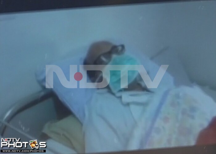 Big B visits Amar Singh in hospital