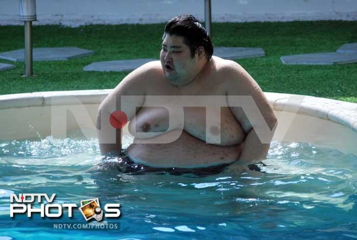 Sumo wrestler Yama enjoys his visit to the Bigg Boss house