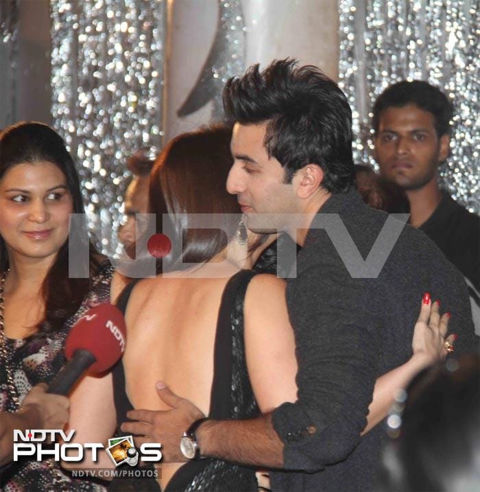 Kareena Kapoor gives a BIG hug to cousin Ranbir Kapoor on the red carpet.