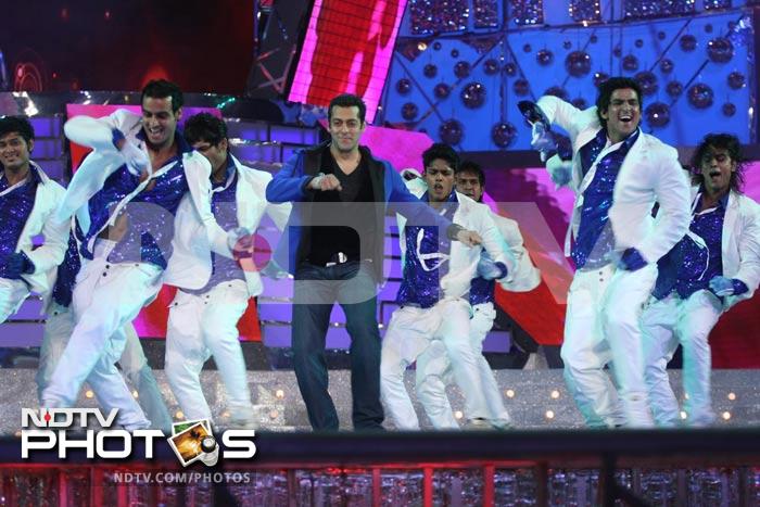 New pics: Salman, Priyanka\'s performances