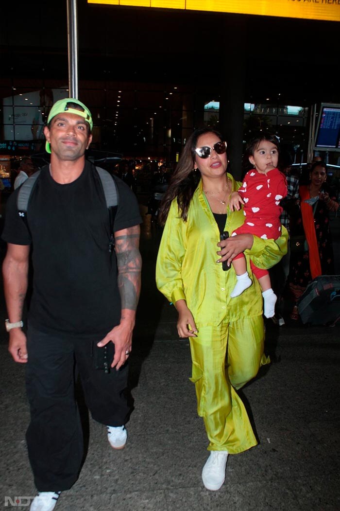 Bipasha Basu\'s Fam Jam With Husband Karan And Daughter Devi At Airport