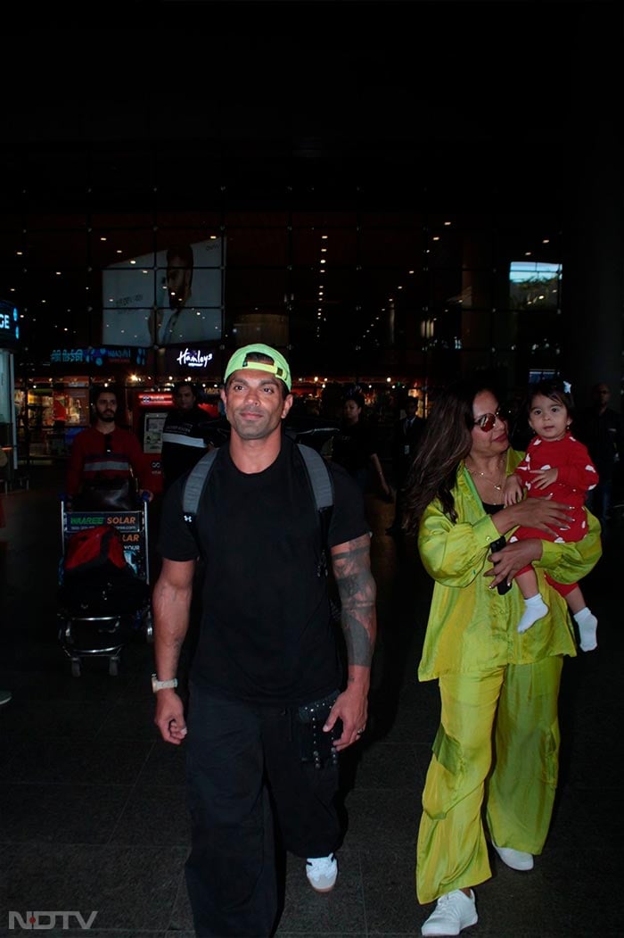 Bipasha Basu\'s Fam Jam With Husband Karan And Daughter Devi At Airport