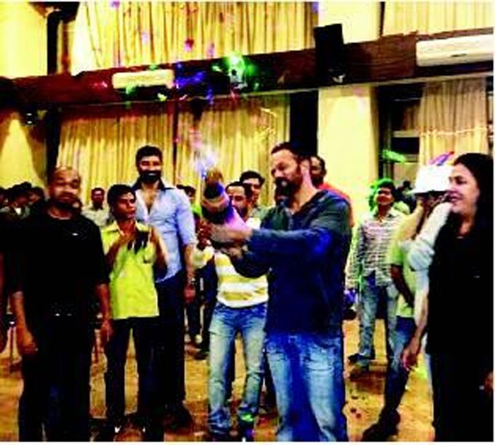 Inside SRK\'s birthday party for Rohit Shetty