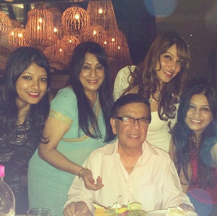 Bipasha Celebrates Father\'s Birthday With Harman, Sisters