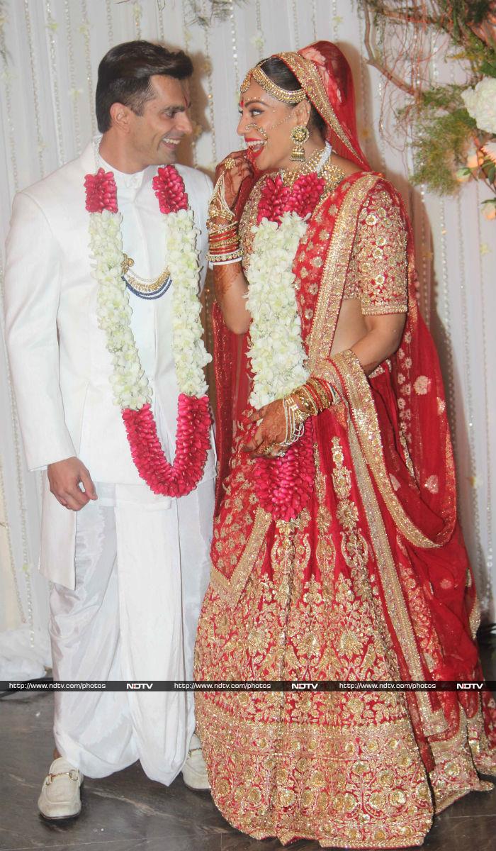 जस्ट मैरेड कपल: ये रहीं बिपाशा और करण की शादी की खास तस्वीरें...