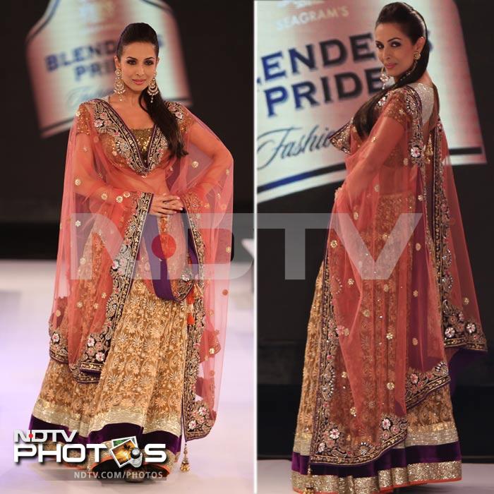 Malaika Arora Khan looks breathtaking in a heavily embroidered <i>lehenga</i> as she walks the runway for Vikram Phadnis.