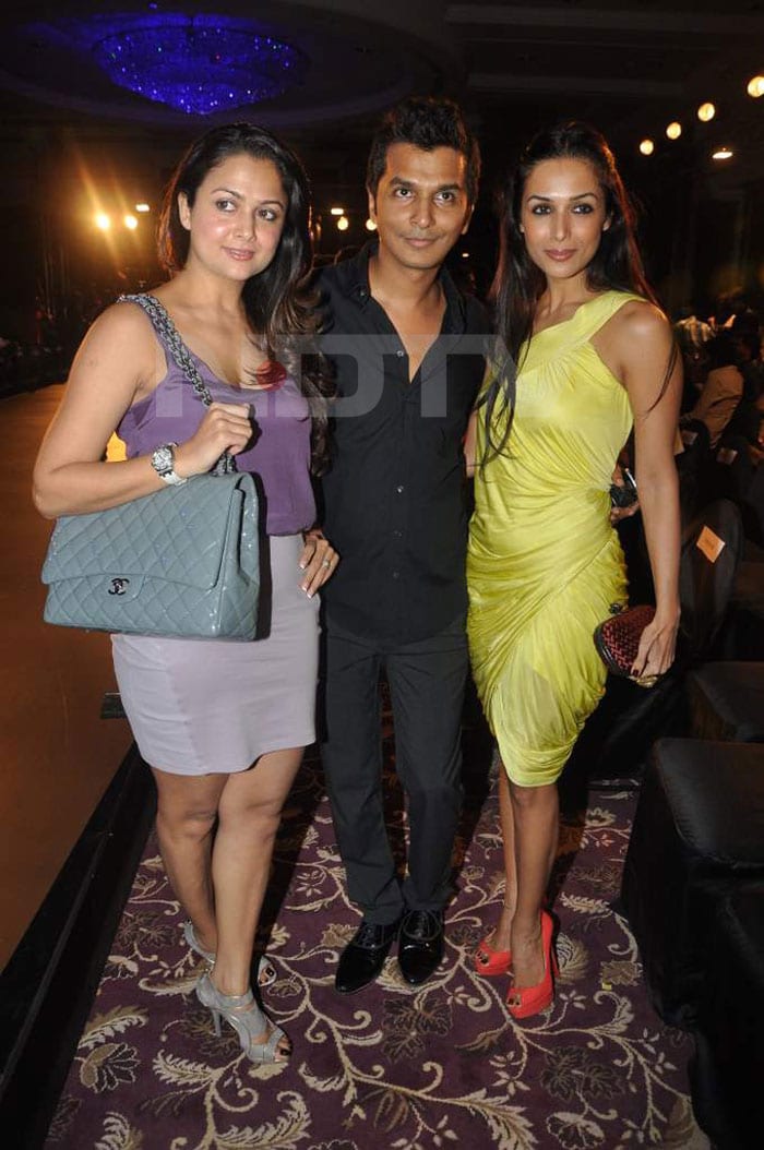 Amrita and Malaika pose with designer Vikram Phadnis.